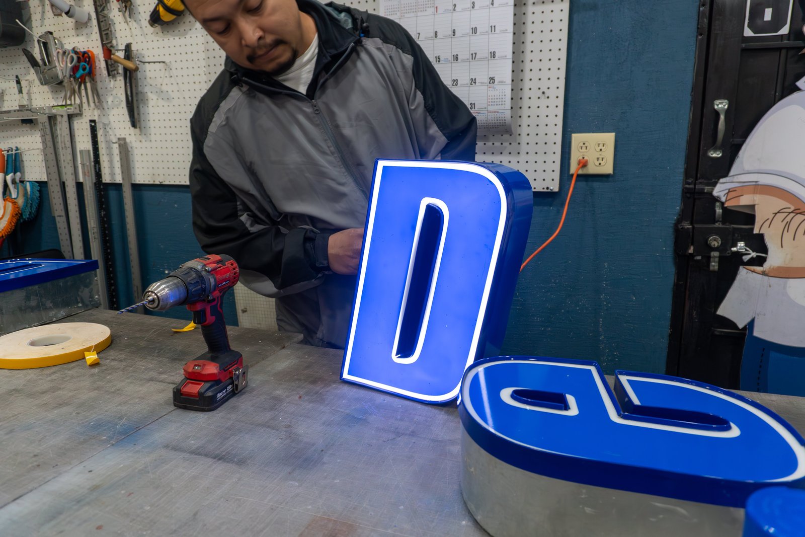 Fabricación de letrero 3D luminoso en taller Fucar Acuña